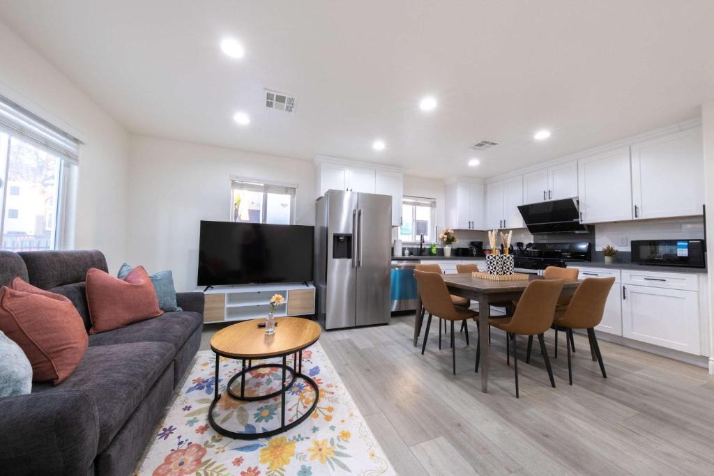 East Los Angeles Apartment | Modern Luxe Ensuite by USC Shared Living