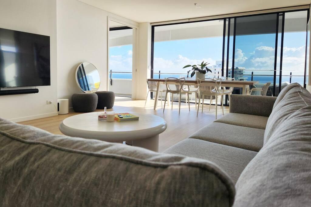 Broadbeach Apartment | Modern luxury with breathtaking ocean views