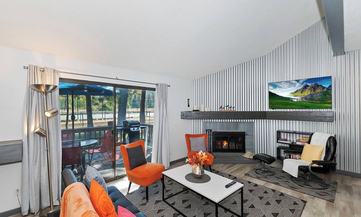 Big Bear Lake Condo | Modern Mountain Design! Pet Friendly! Community Tennis Courts, HOT TUB & Seasonal Pool! Close to Big Bear Marina’s & Village!
