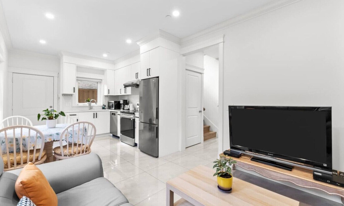 Renfrew-Collingwood House | Modern Private 3BR House Vancouver
