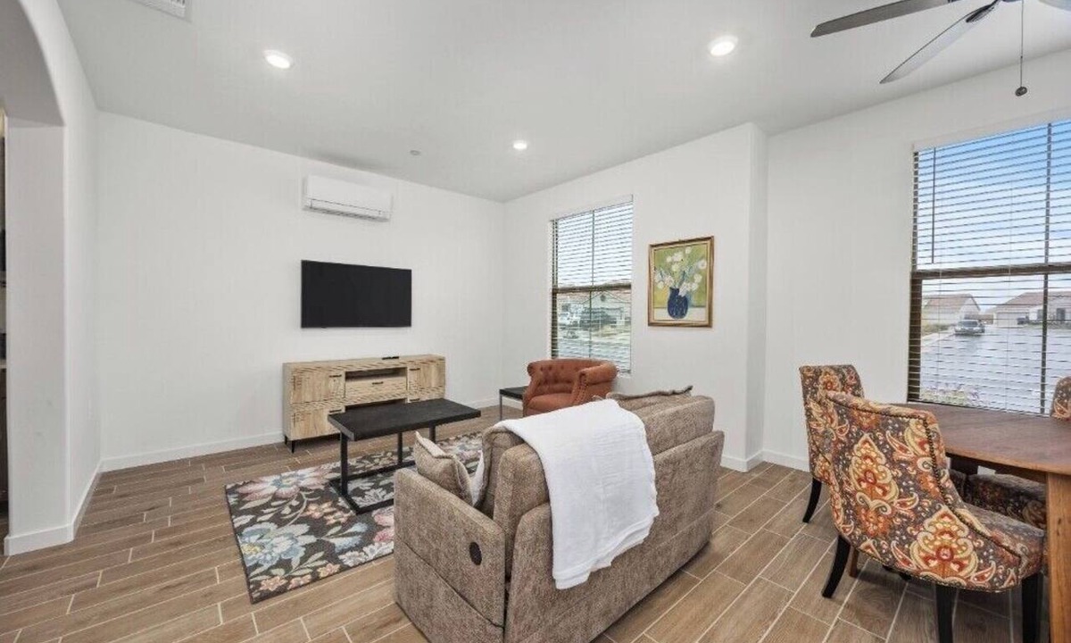 Pumpkin Center Apartment | Modern Private Guest Suite Near Downtown & Parks!