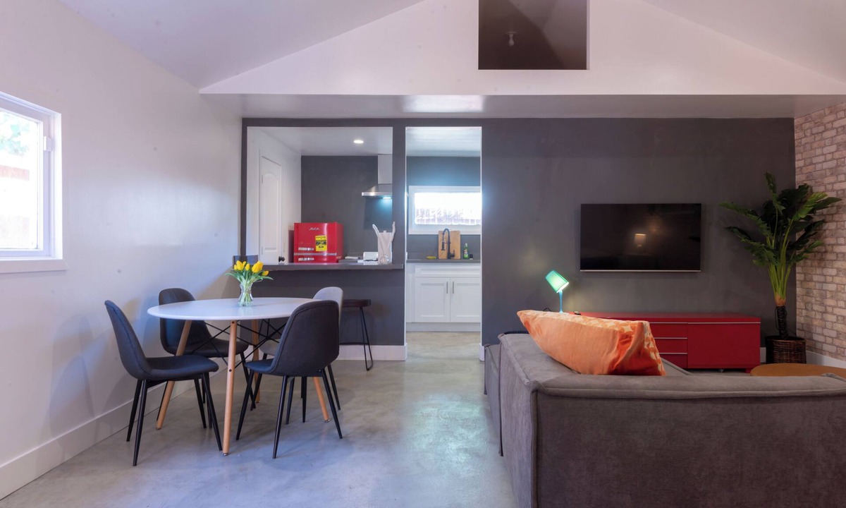 Lennox House | Modern Private Guesthouse with Parking, Yard & W/D
