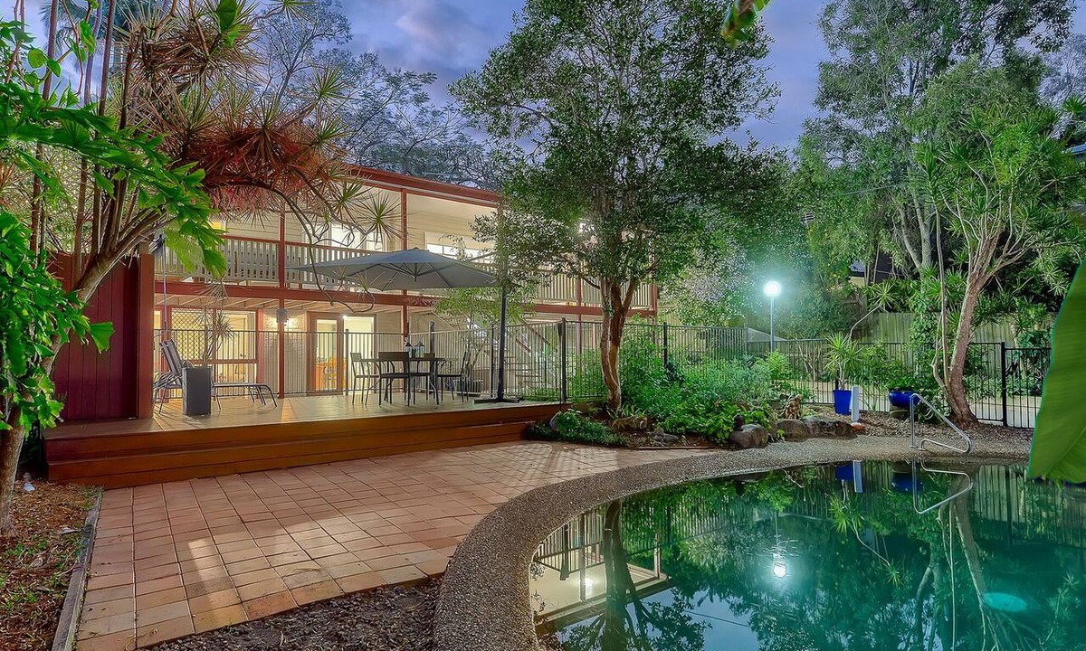 Bardon House | Modern Queenslander- sauna, spa and pool in the heart of Brisbane next to forest