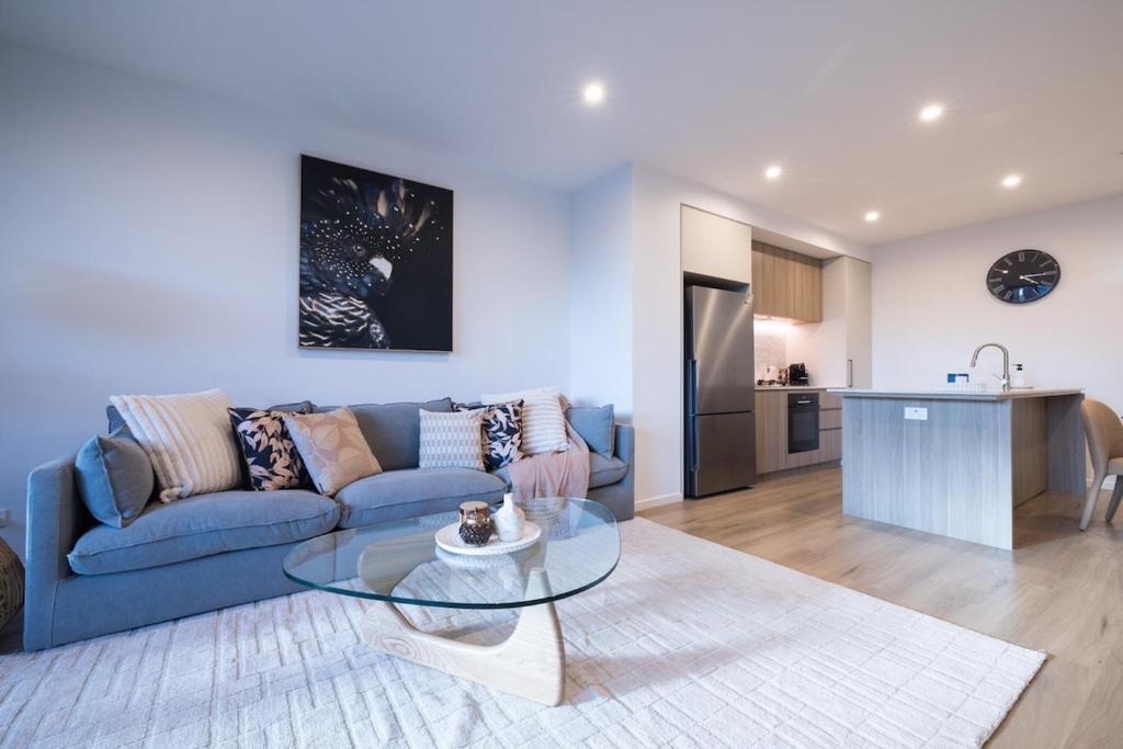 East Brisbane Apartment | Modern Retreat-style Apt, Stunning Rooftop Pool and River Views, Secure Park, Gym
