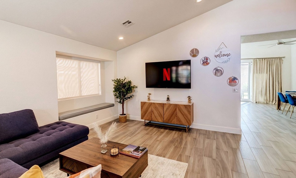 North Las Vegas House | Modern & Spacious Vegas House King Bed Backyard Grill