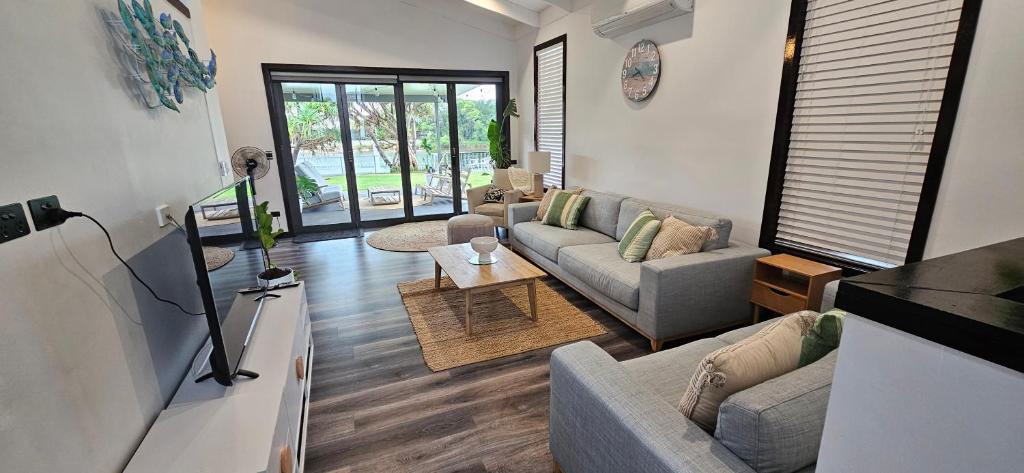 Mooloolaba House | MOOLOOLABA CANAL HOME - Modern 4Bedroom with Spa, Sauna and Private Pontoon - NEW proprietor 2024