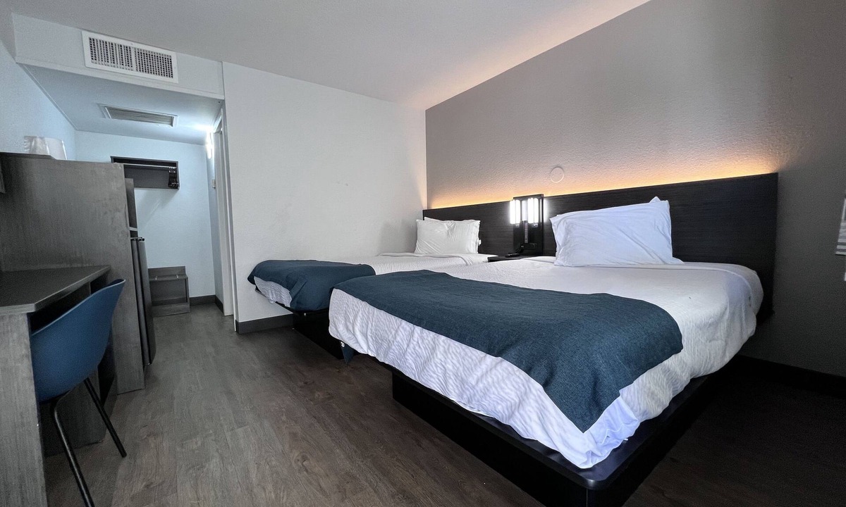 Pumpkin Center Hotel | Motel 6 Bakersfield, CA - South