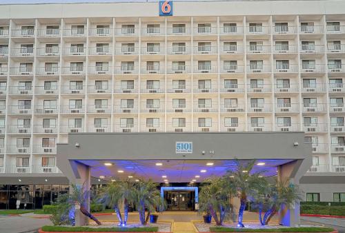 Inglewood Hotel | Motel 6-Los Angeles, CA - Los Angeles - LAX