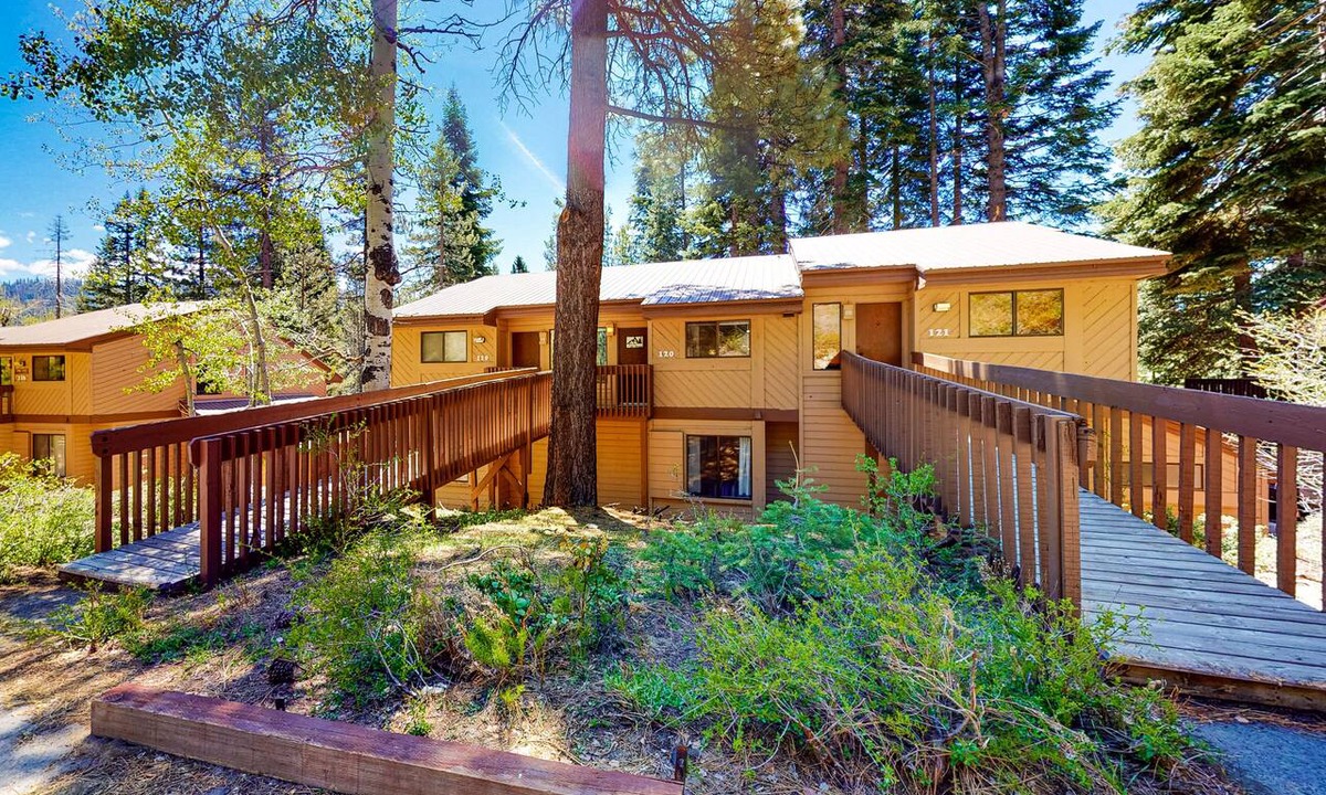 Lakeshore Condo | Mountain retreat near the lake & skiing with deck, shared pool & grill