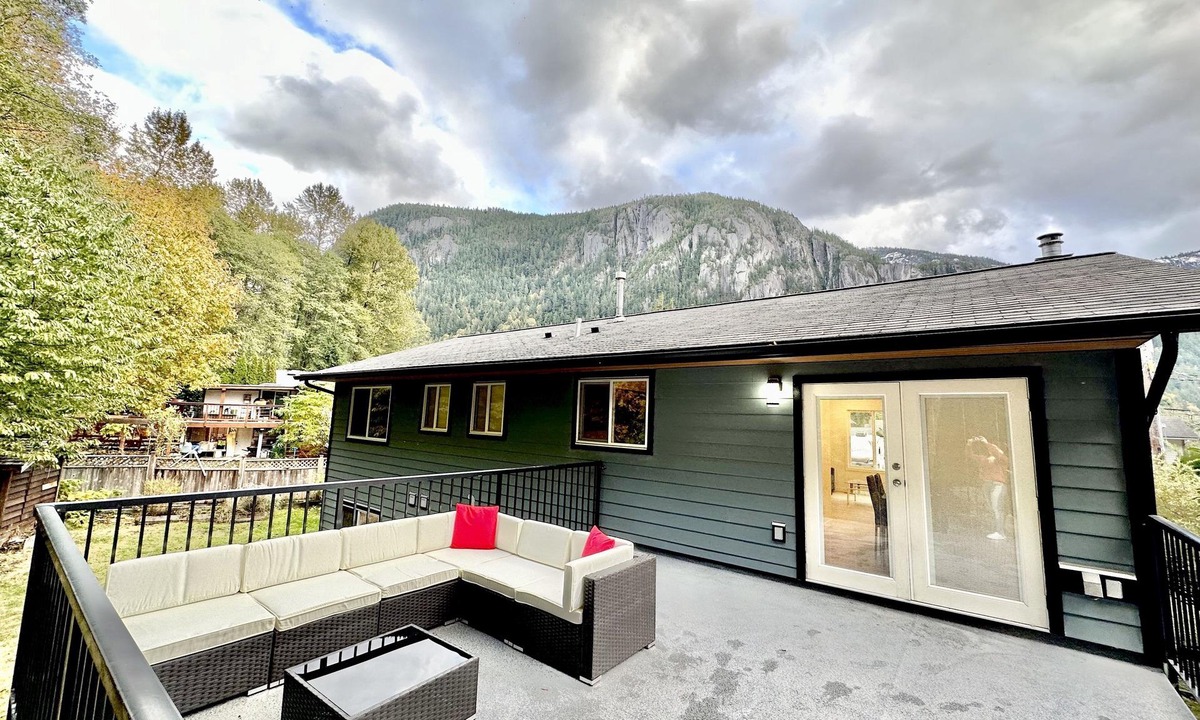 Squamish House | Mountain View, 5BDR, Patio and Hot Tub! Creek In the Backyard!