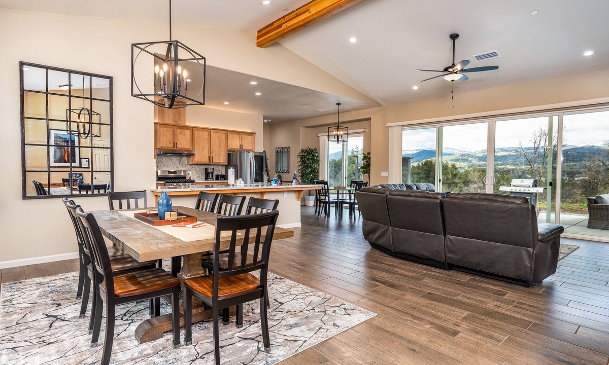 Oakhurst House | Mountain View House with hot tub, putting green, stunning views!