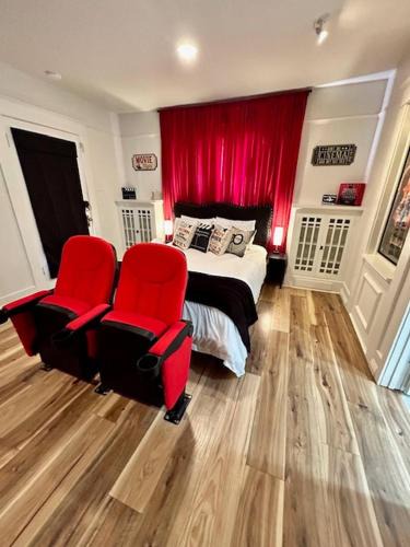 Midtown Apartment | Movie Night 100 inch Screen, Walk to Bars and Restaurant