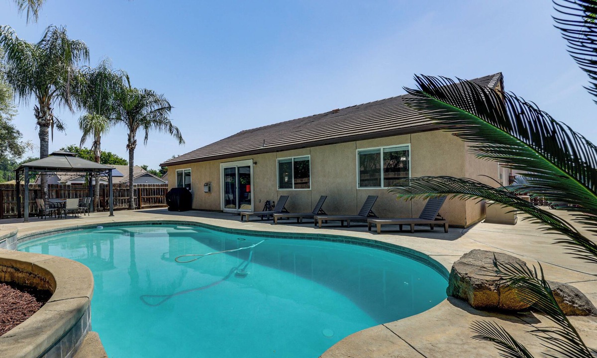 Visalia House | Mtn Retreat 3 Mi to Dtwn Visalia w/Poolside BBQ