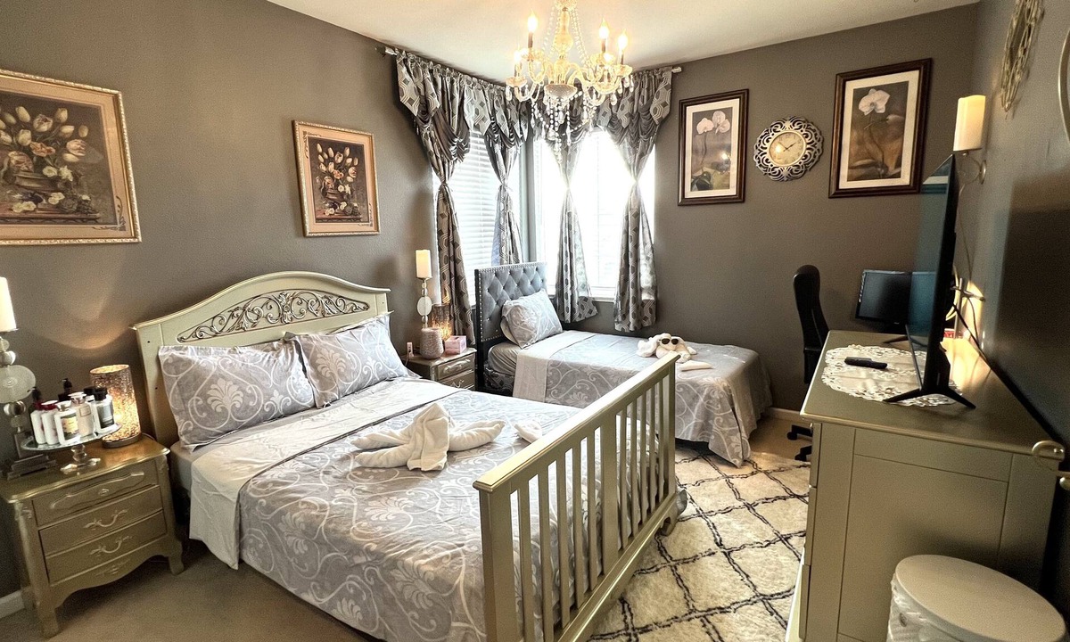 Tracy House | Nabor(8) lovely comfy suite with 2 beds quite safe with private bathroom