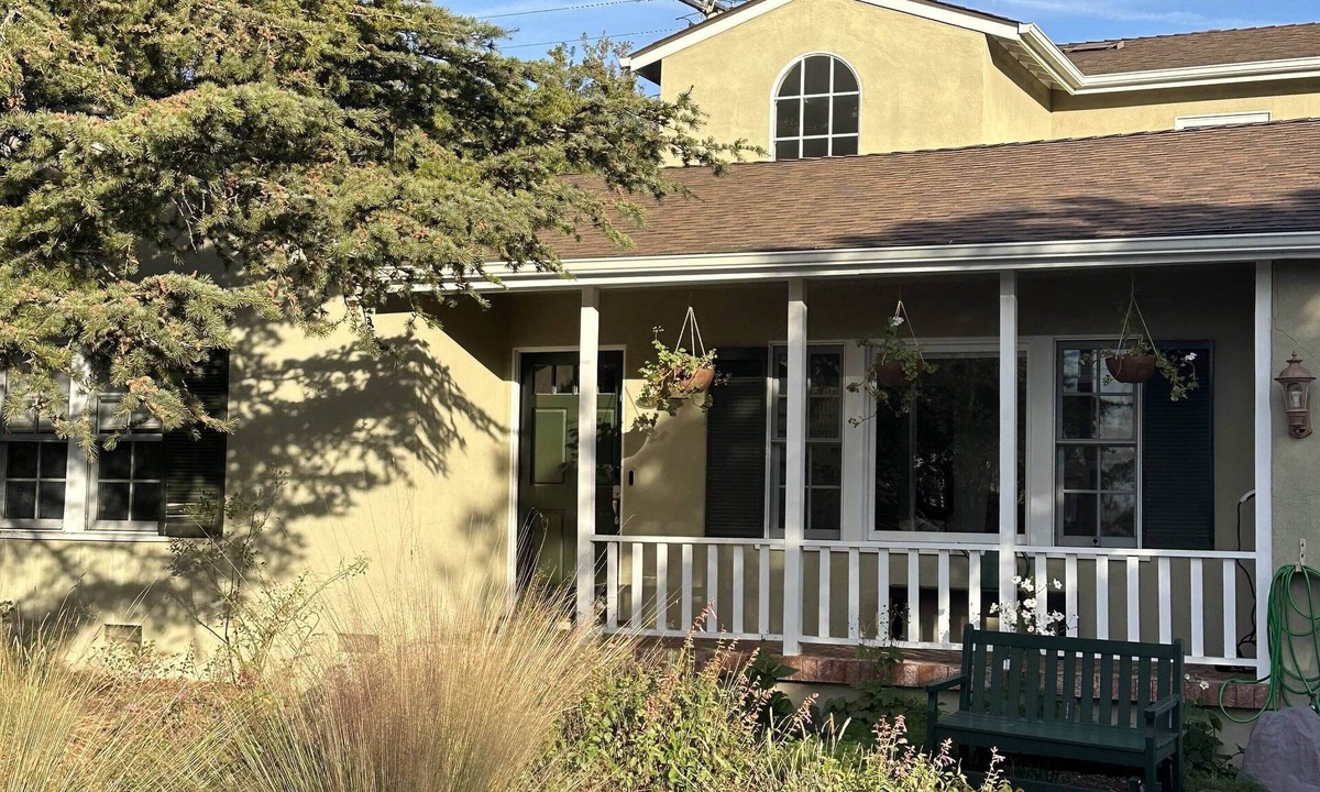East San Roque House | Near everything - shopping and food on State Street, hikes, and the beach!