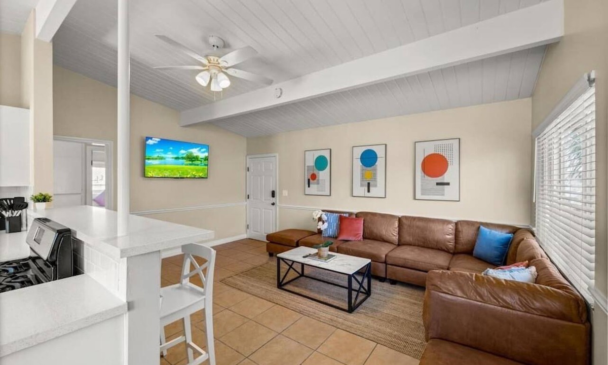 West Beach Apartment | New 2 Bed Apartment Close to Downtown and Beach!