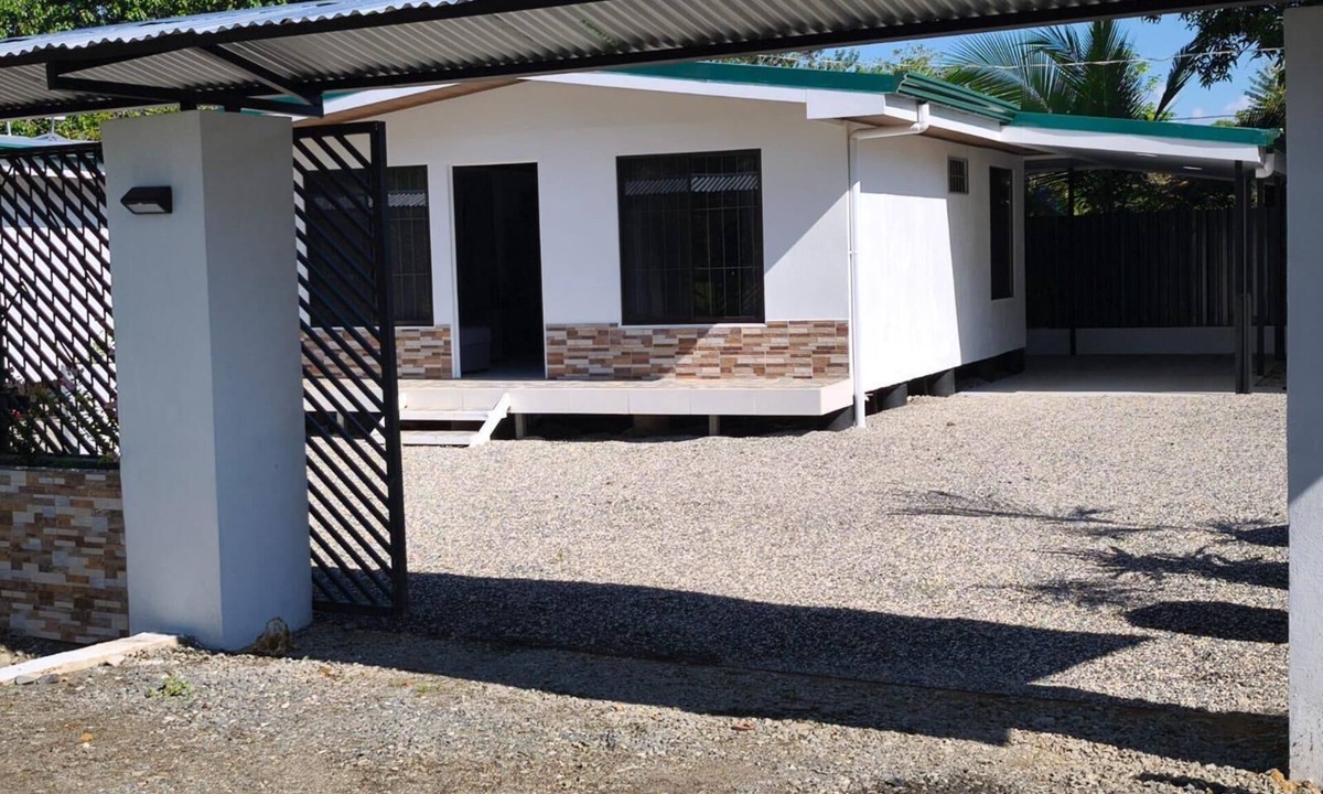 Palma House | New 2 bdr beach house with WIFI, BBQ and secure carport. Relax in style.