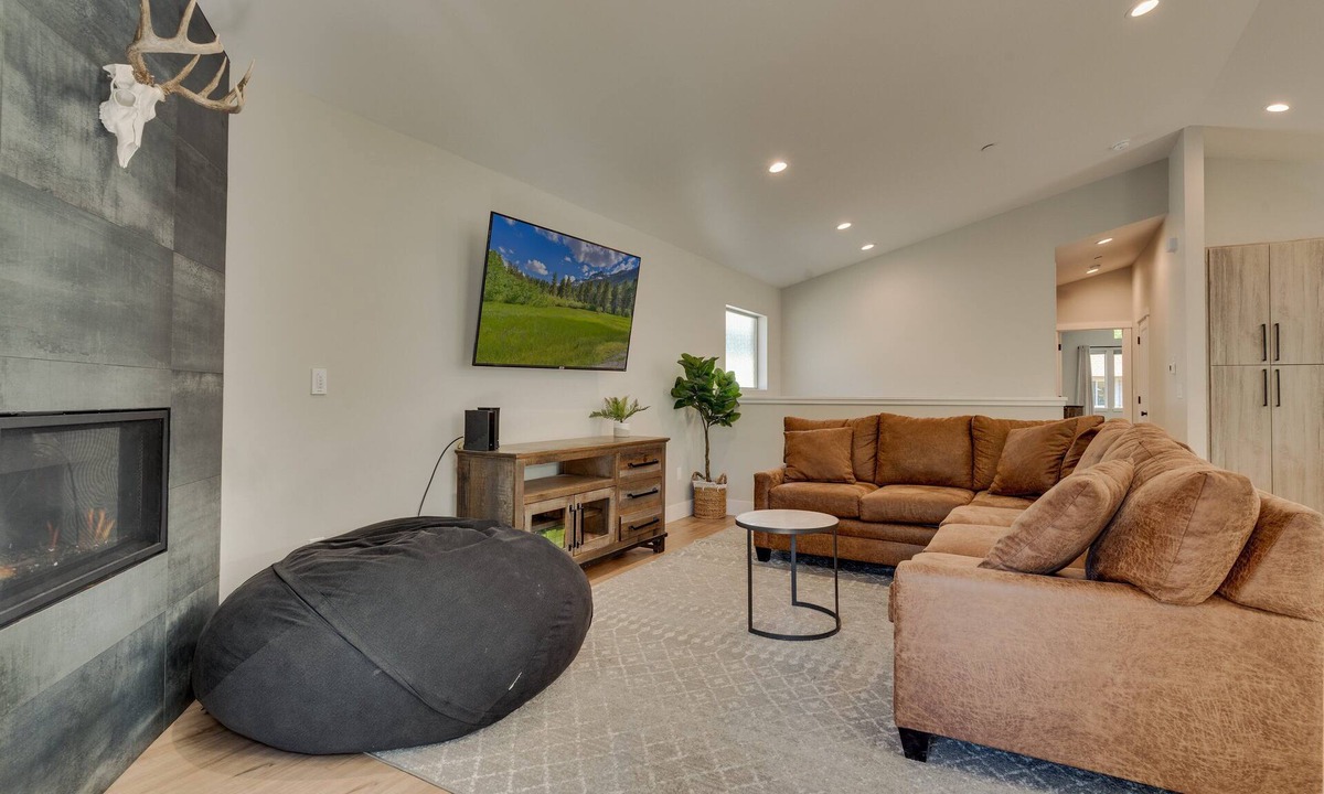 Y Area House | NEW! AC, Hot Tub, Grill, Newly Built, Open Floor Plan, Wifi, 3 of 6 – Emerald Bay Oasis