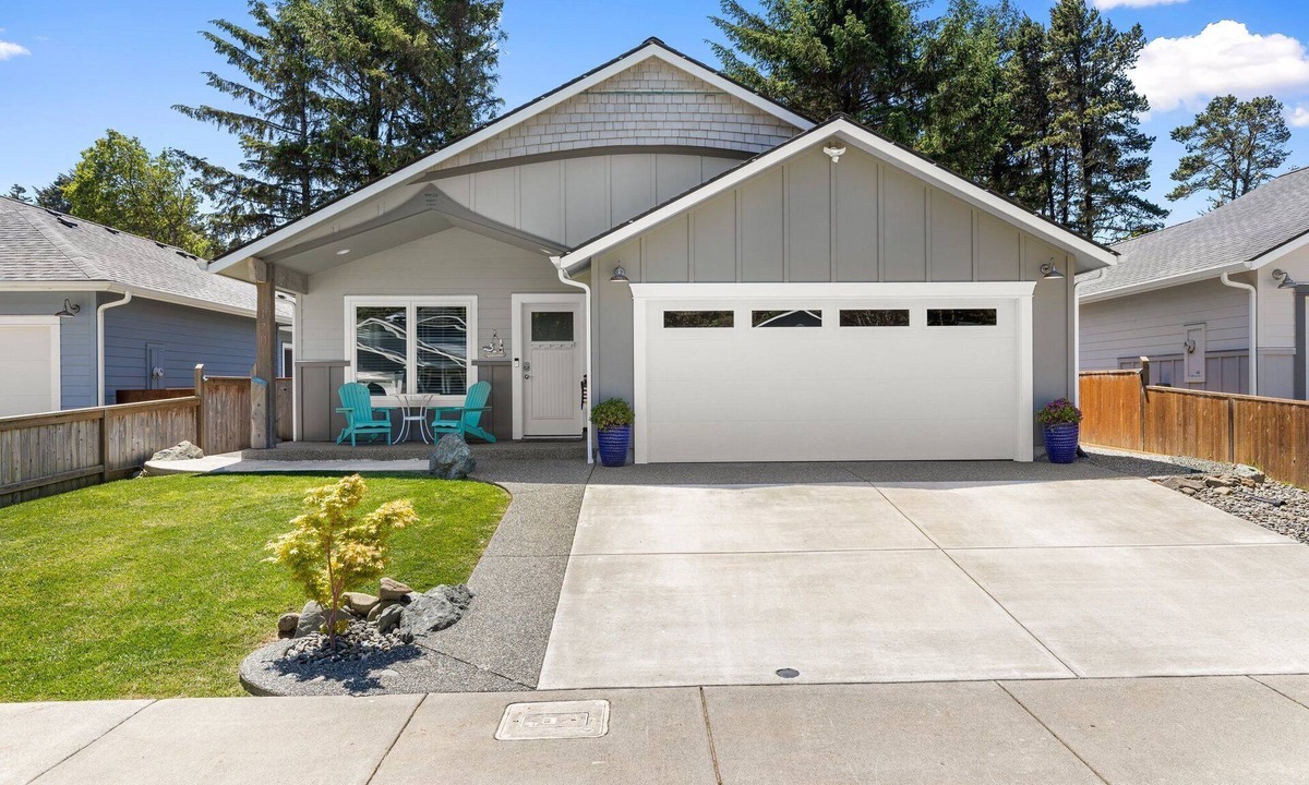 Crescent City North House | New home in a Quiet Cul-De-Sac near Ocean and State Park