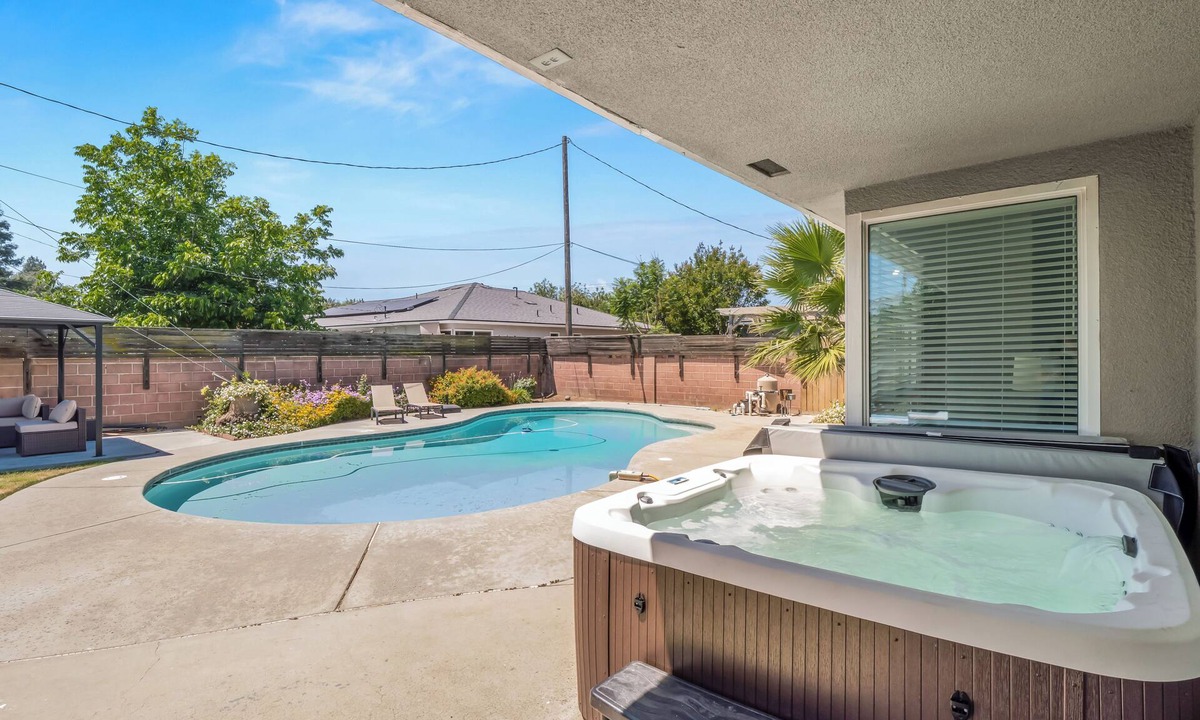 Raisin House | New Hot Tub! Pool, Arcade Games, BBQ, Fire Pit! 5 Bed:3 Bath