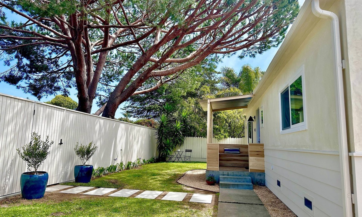 West Mesa Cottage | New Listing! MesaRoc Surf Lodge A funky chateau steps to the beach or the action