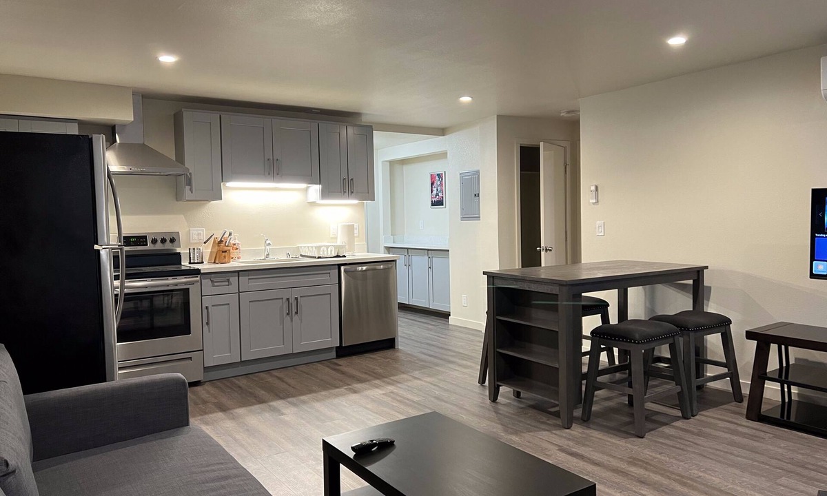 Oakland Condo | New Luxury 2-Bedroom Apt Near Lake Merritt with AC