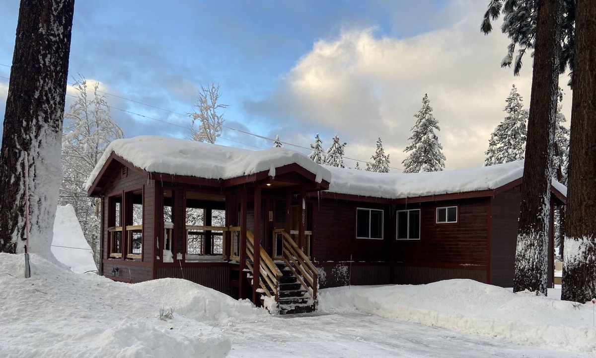Lower Kingsbury Cabin | Newer cabin w/king bed, jetted tub&5G. Walk/bike to village-lake, food & trails.