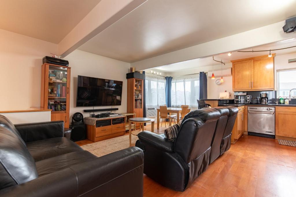 West Newport House | Newport Beach House 1 block from the beach FREE pickleball courts and 6 beach cruisers