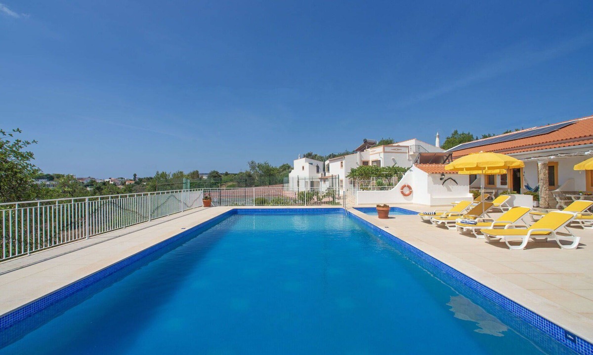 Cerro do Ouro House | Nice apartment in villa for 3 guests with WIFI, A/C, pool, TV and terrace