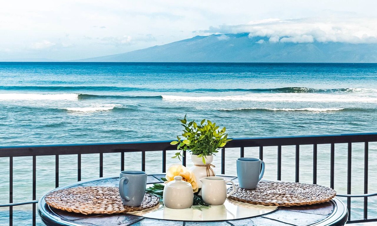 Honokowai Condo | Oceanfront Paradise: Sunsets, whales, and breezes