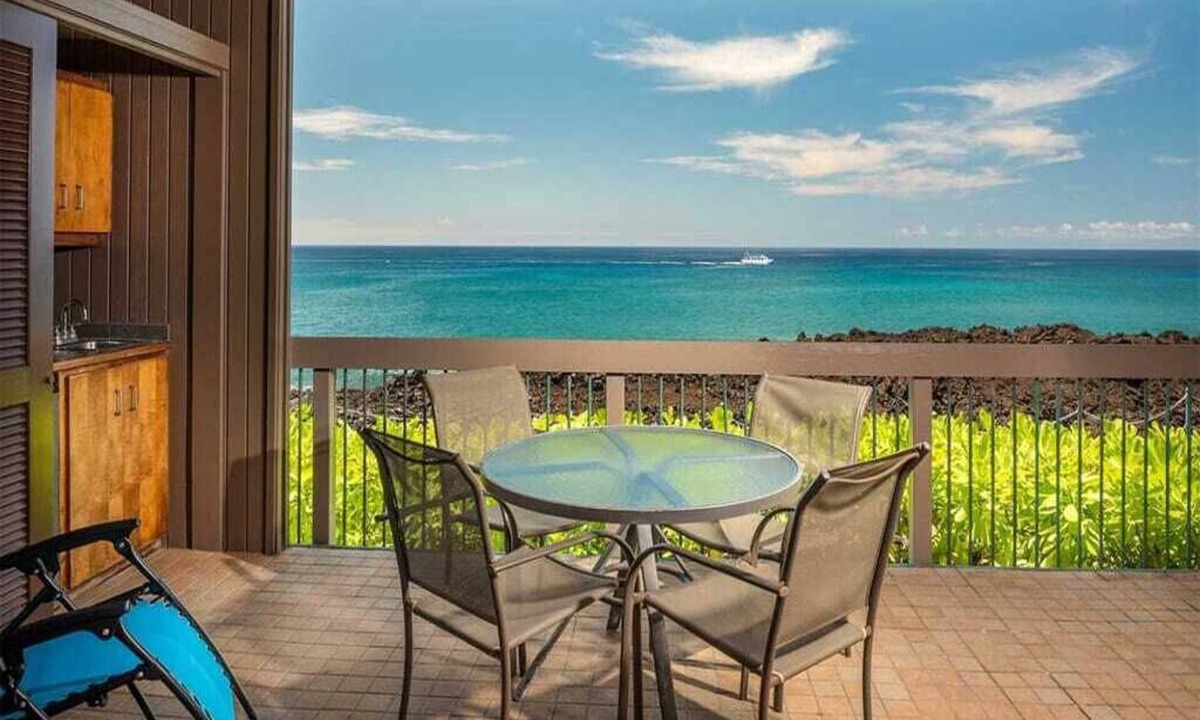 Keauhou Condo | Ocean’s Edge Bliss w/Chic Kitchen, Lanai, Laundry, AC, TV, WiFi–Kanaloa at Kona 3102