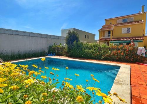 Linda-a-Velha Villa | Oceans house - Pool, Sauna, 26 Sleeps, 7m to beach