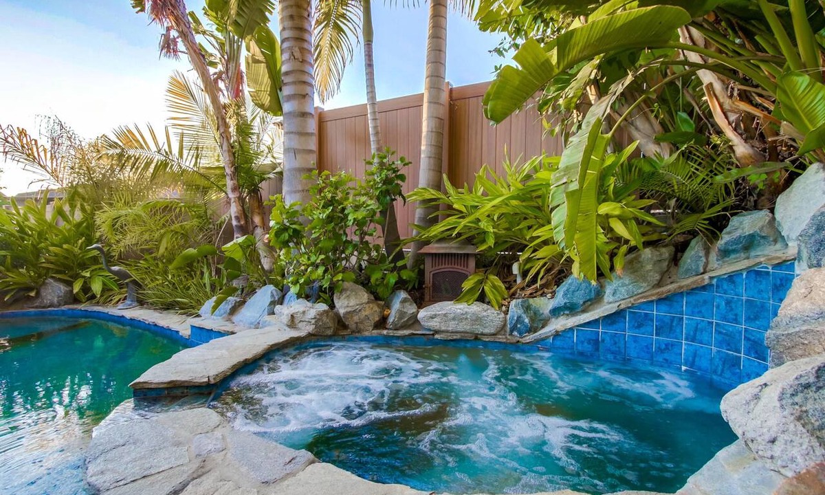 Middletown House | OMG! A BLUE LAGOON IN THE ♥ OF THE CITY? POOL, GAME ROOM, VIEWS, LUXURY
