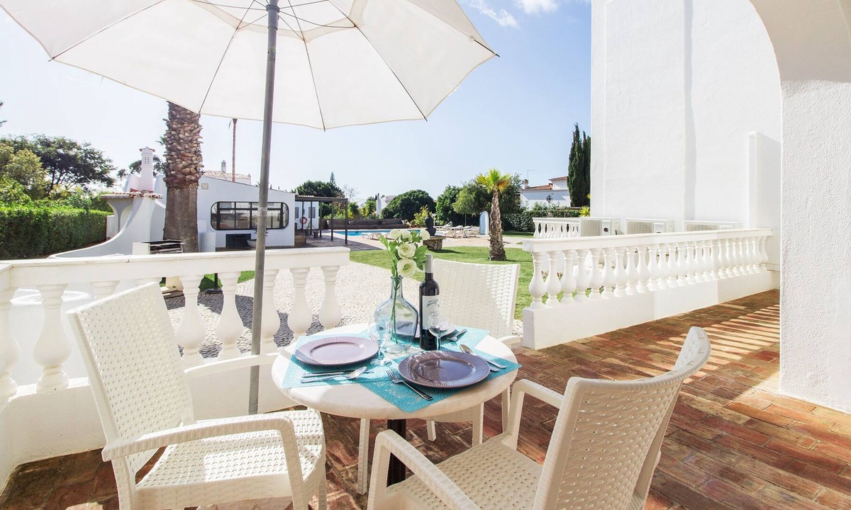 Mato Serrao Apartment | One bedroom apartment on a small-scale resort in Cavoeiro. Swimming pool, air conditioning