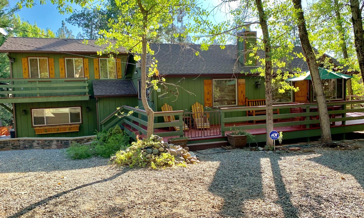 Oakhurst House | Only 19 miles to Yosemite, 1 mile to Bass Lake!