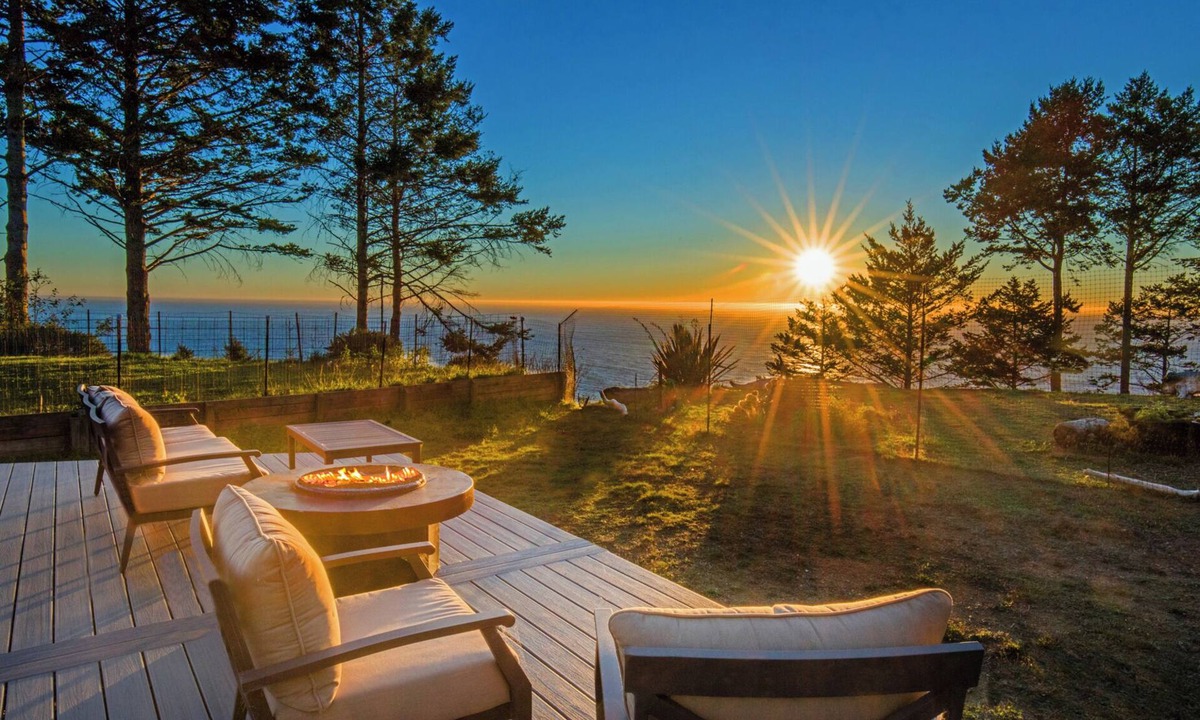 Shelter Cove House | Overlooking the ocean, sleeps 7, kid and pet friendly, pergola with privacy.