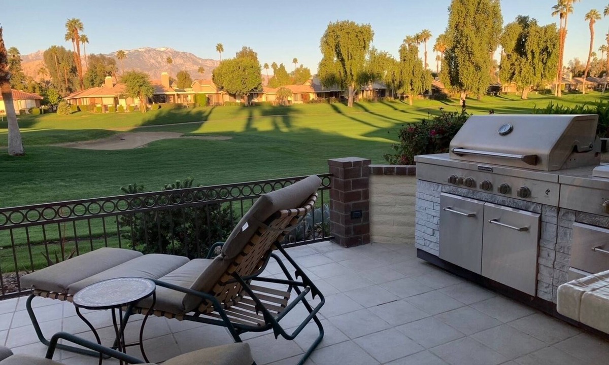 Palm Desert Condo | Palm Desert Home with Mountain VIEWS on GOLF COURSE!