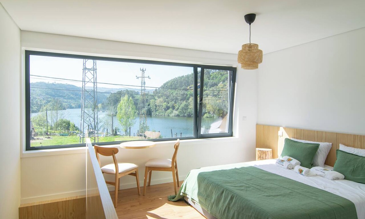 Santa Maria da Feira House | Panoramic Douro River Views. Modern Riverside Retreat . River Beach Nearby