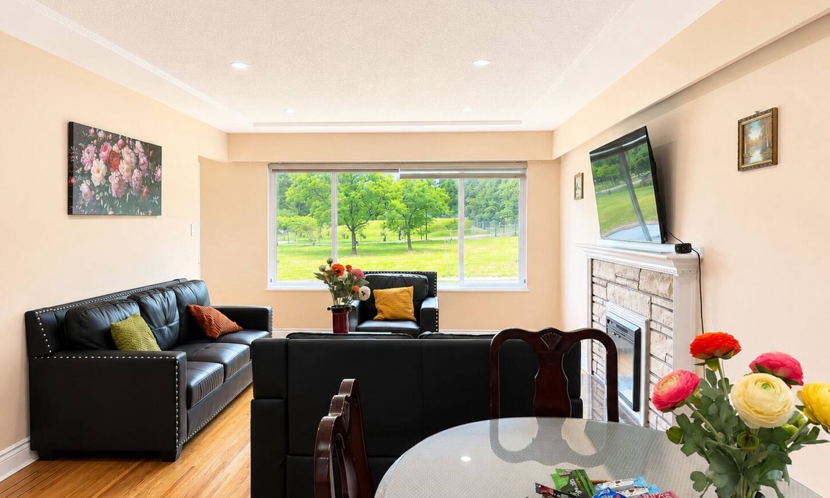 Killarney House | Park View 3BR Home.Covered SunDeck. Near Metrotown