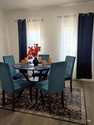 Fresno House | Peaceful Country Stay, Blue Home in Fresno