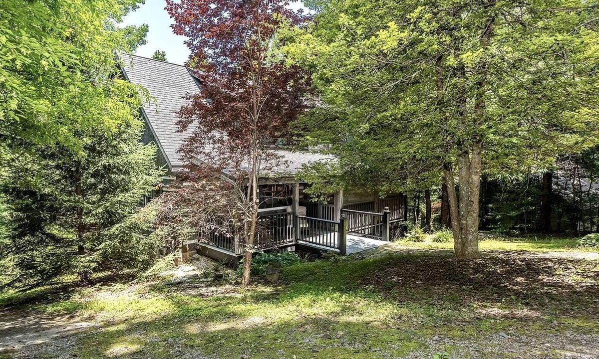 Newberg Cabin | Peaceful Hillside Retreat with Panoramic Valley Views near Wineries in Newberg, Oregon