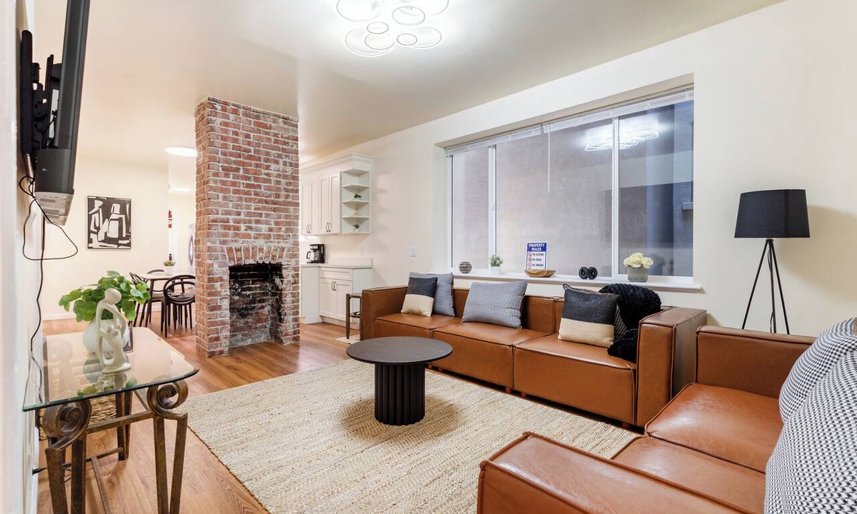 Uptown Oakland House | Perfect 6-bedroom Home in Uptown - Mins to San Francisco. Perfect getaway