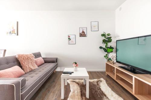 South Brisbane Apartment | Perfect Location APT w Roof Top Pool GYM