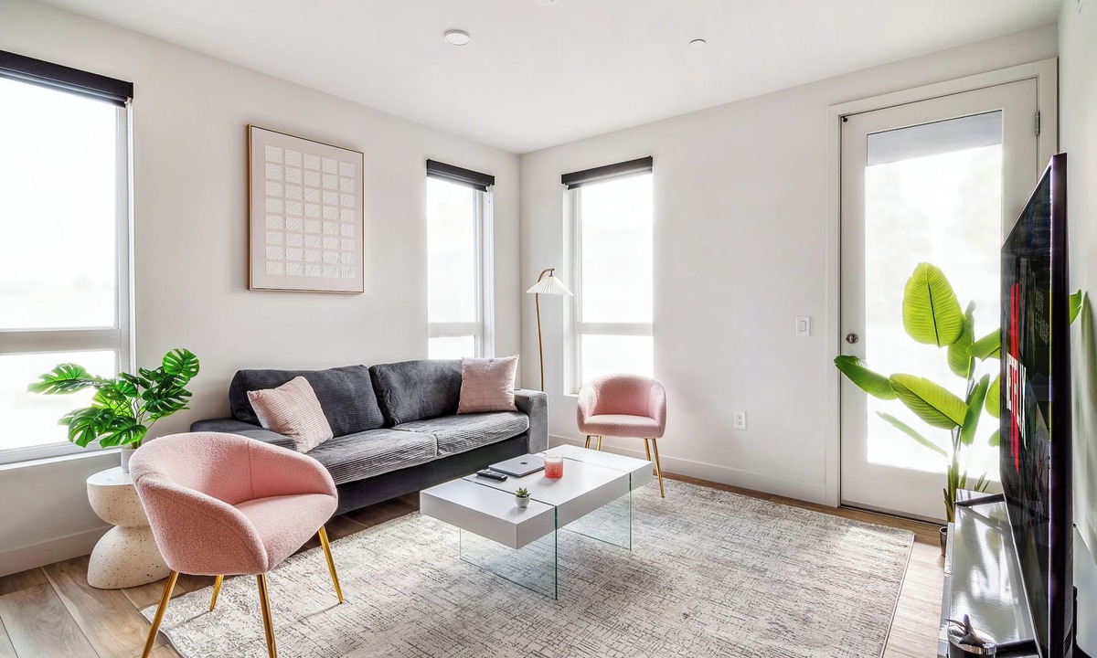 Washington Culver Apartment | Perfect retreat in Culver City w/parking, pool, gym