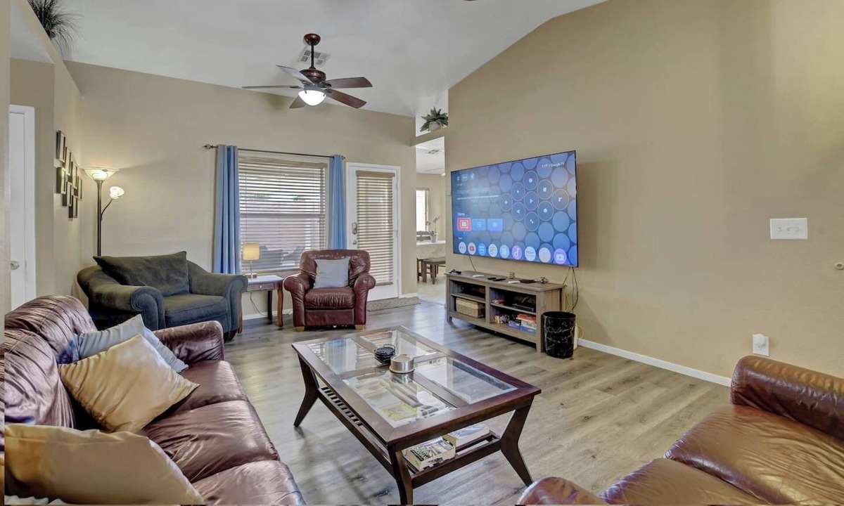 Paradise House | Pet-Friendly 4BR Vegas Vacation Renta| Sleeps 8 | Families, Groups Welcome!