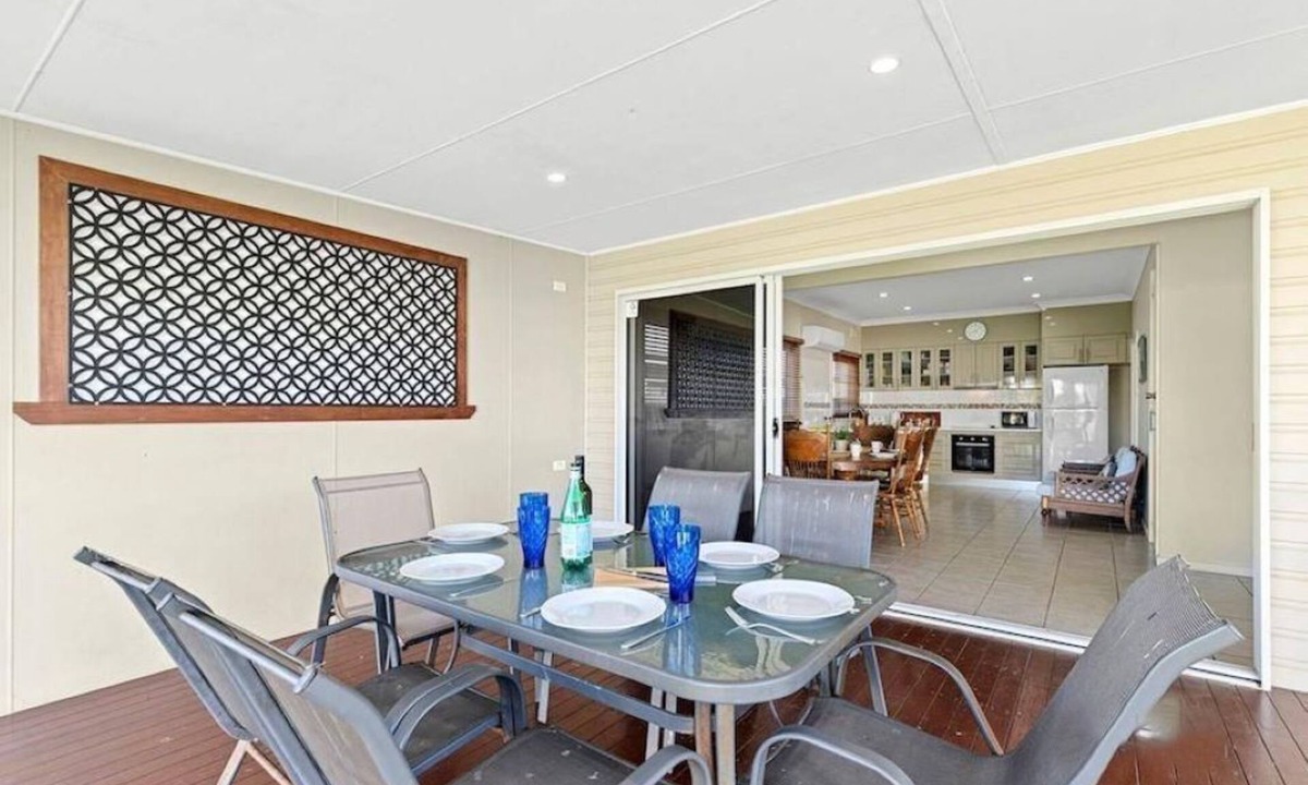 Ulladulla House | Pet Friendly Fish Cottage | Walk to Beach | Sleeps 8 - close to beaches, cafes