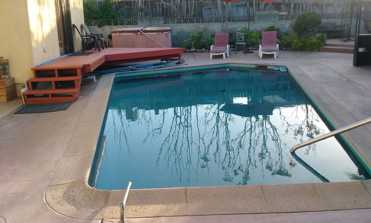 College East House | Pet Friendly Pool House