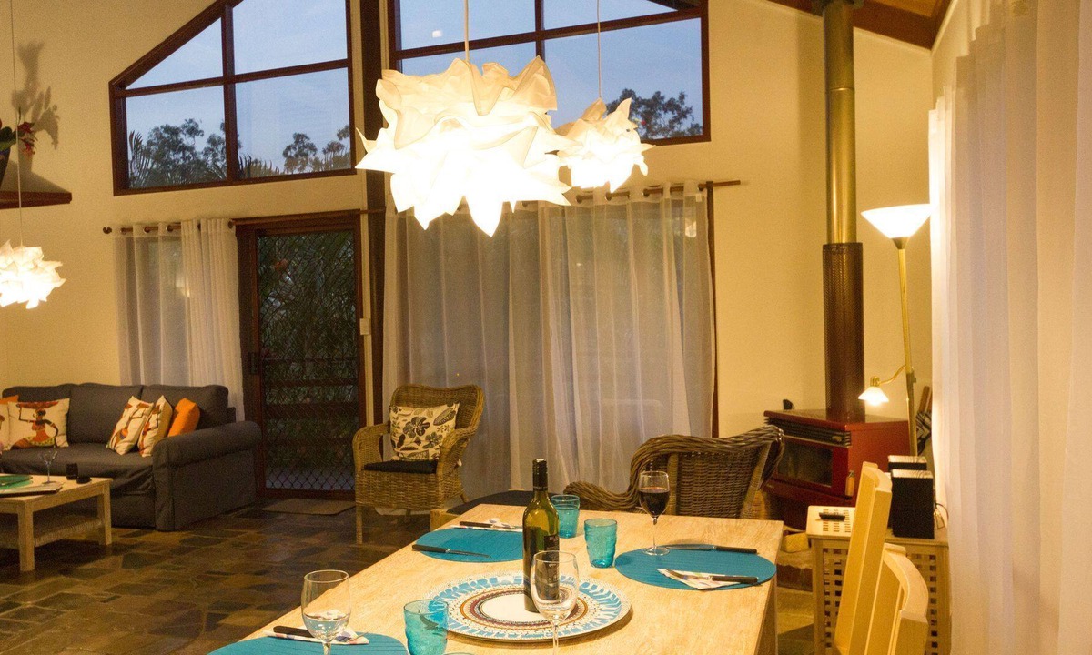 Mudgeeraba House | Pet Friendly Quiet Getaway - central location to many Gold Coast attributes
