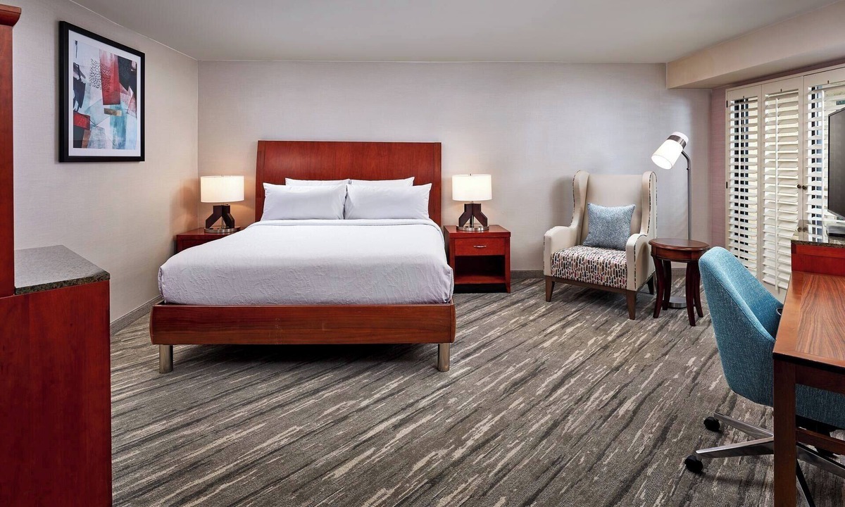 Valencia Hotel | Premium Corner King Setup | Outdoor Pool | 1.1 Miles to Valencia Country Club