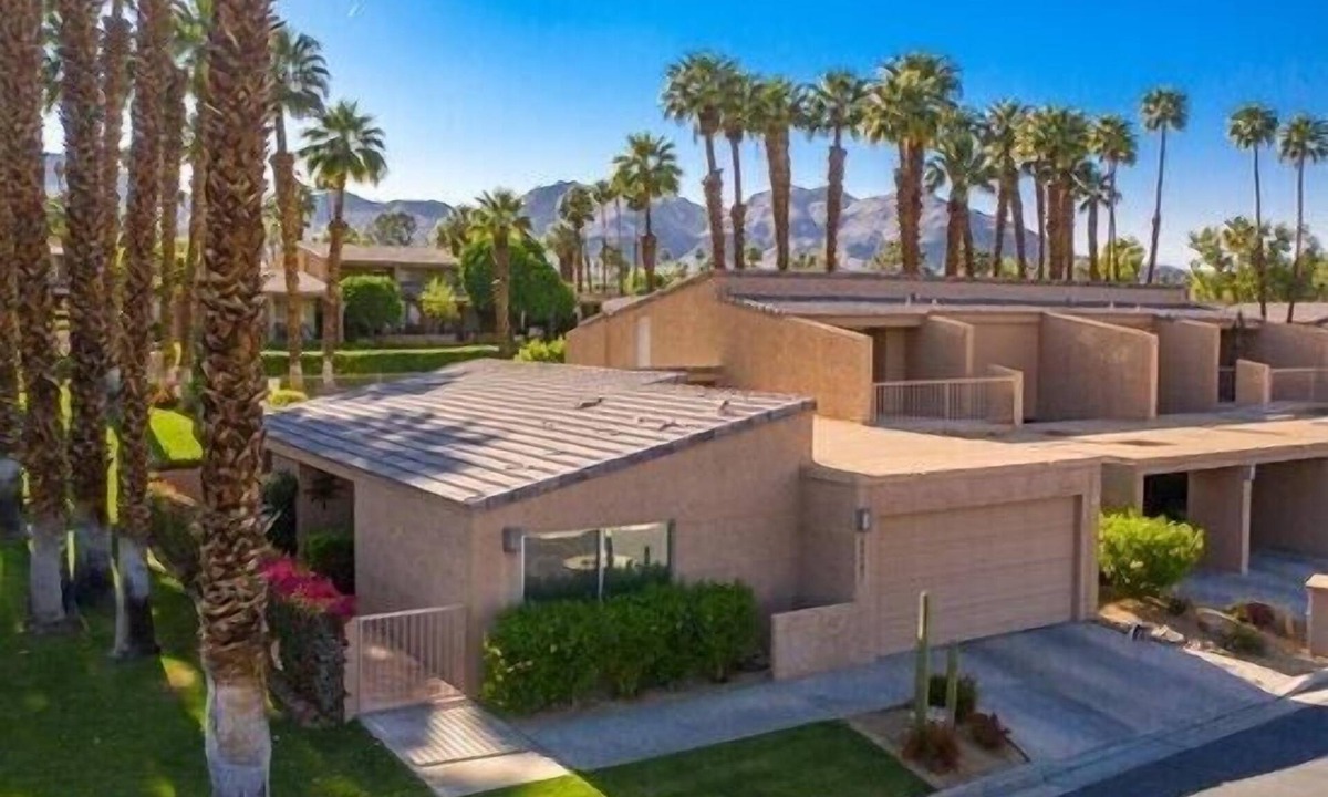 Palm Desert Condo | Private 2 Br 2 Ba End Unit in Ironwood CC